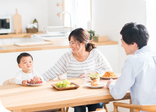 家族で食卓を囲む幸せな様子